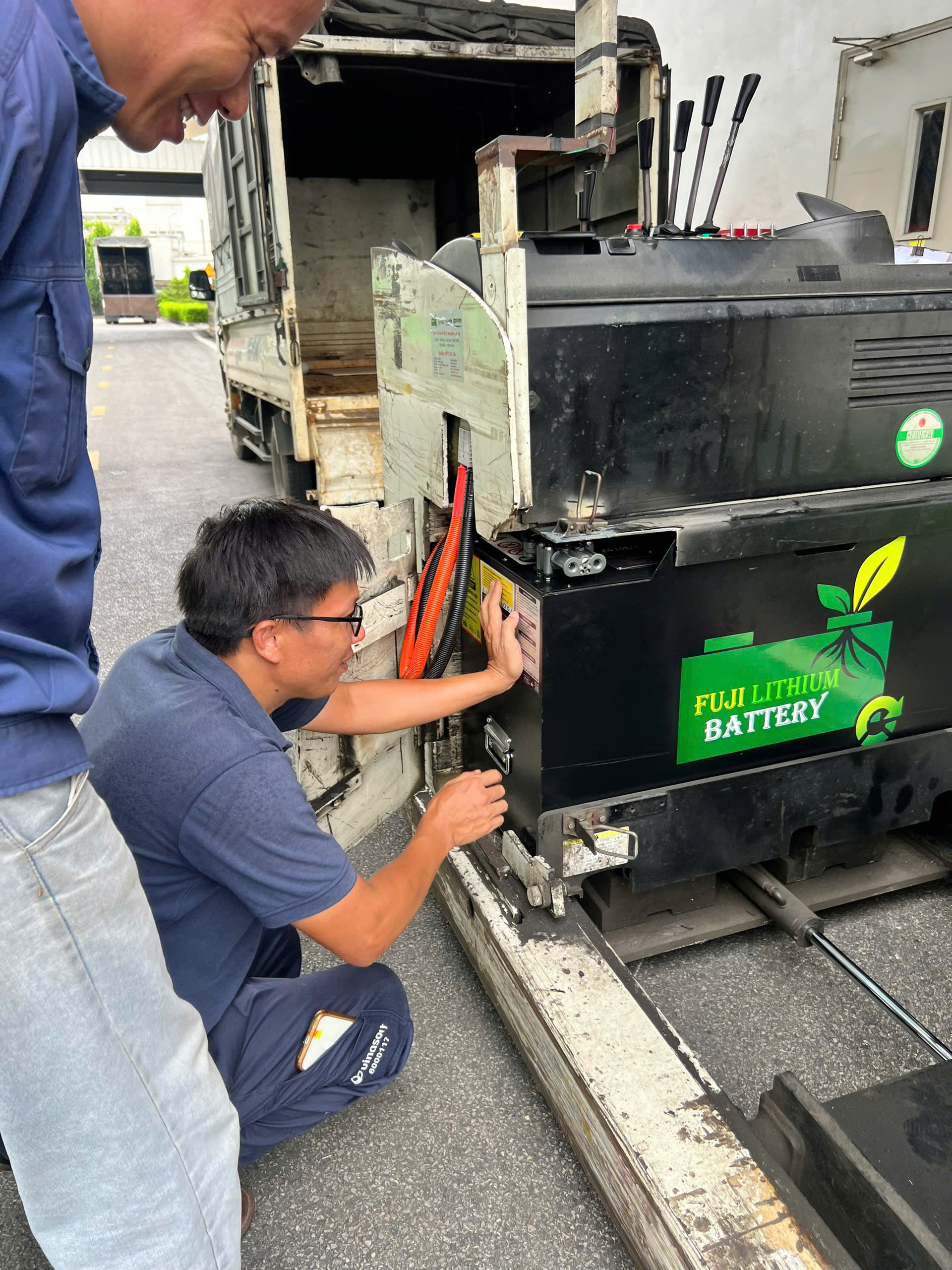 H&igrave;nh ảnh lắp Pin lithium cho kh&aacute;ch